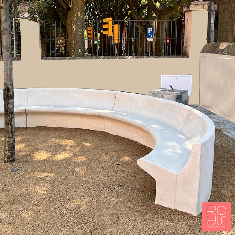 Banc de formigó corbat al voltant de l'arbre